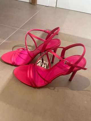 Sandalias Zara tacón alto rosa fucsia pulsera