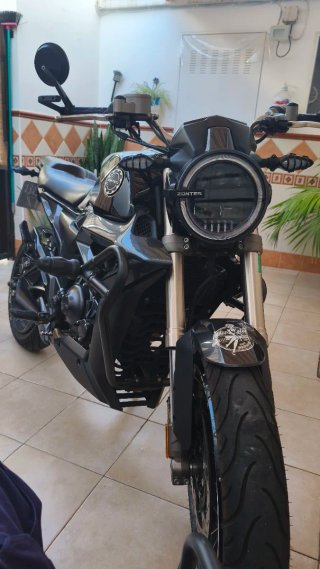 Zontes g1x 125 Moto Naked Negra y Plateada