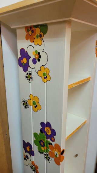Estantería de suelo con flores