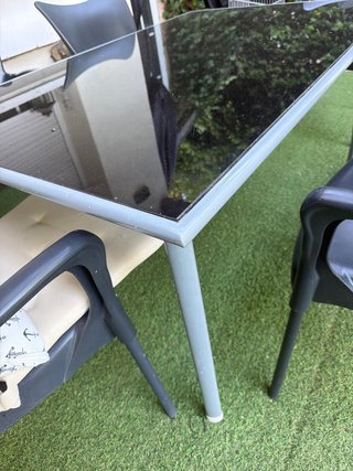 Tavolo da giardino in vetro nero