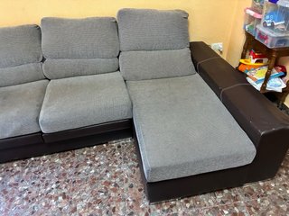 Sofá chaise longue marrón y gris