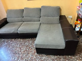 Sofá chaise longue marrón y gris
