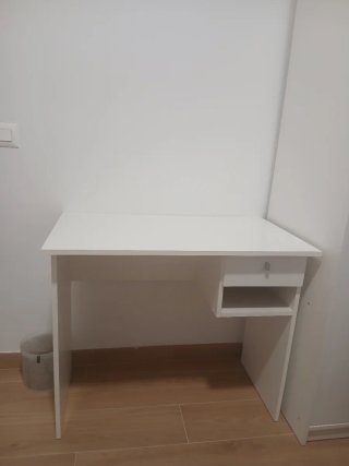 Scrivania bianca in legno con cassetto