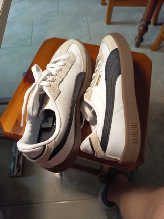 Zapatillas Puma Beige y Blancas