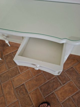 Consola de madera blanca con 3 cajones