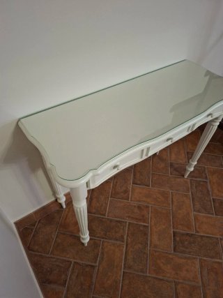 Consola de madera blanca con 3 cajones