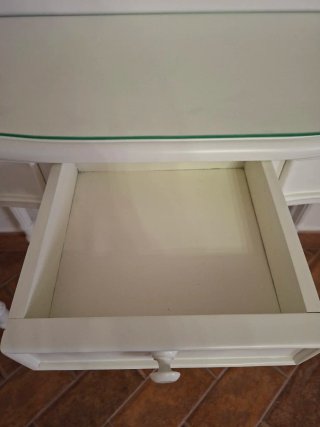 Consola de madera blanca con 3 cajones