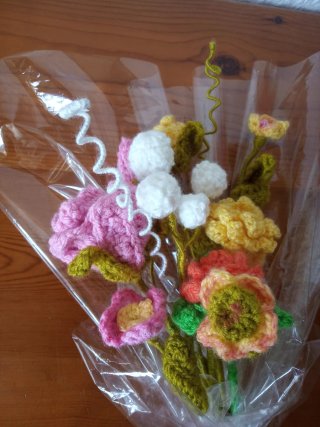 Ramo flores ganchillo, rosas y flores silvestre