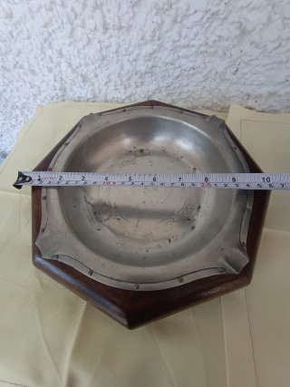 Cenicero madera y zinc.  Sello de marca