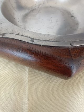 Cenicero madera y zinc.  Sello de marca