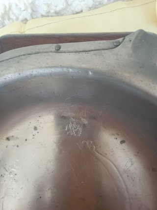Cenicero madera y zinc.  Sello de marca