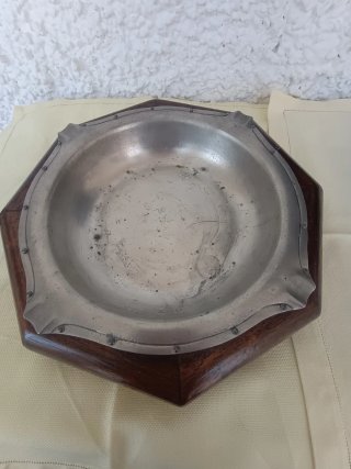 Cenicero madera y zinc.  Sello de marca