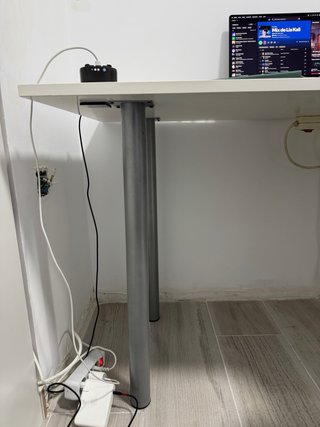 Escritorio y Silla Negra.