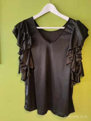 Blusa negra con volantes en mangas