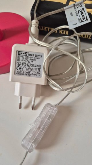 Lámpara de escritorio flexible Ikea rosa