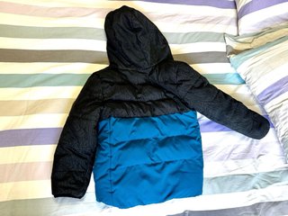 Anorak Decathlon azul y negro