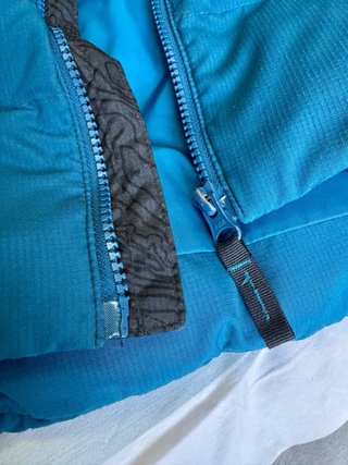 Anorak Decathlon azul y negro