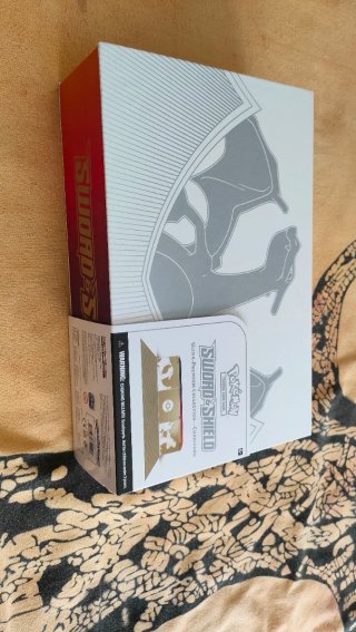 Caja Vacía UPC Charizard Espada y Escudo