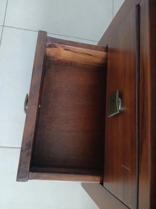 Mesita de noche de madera