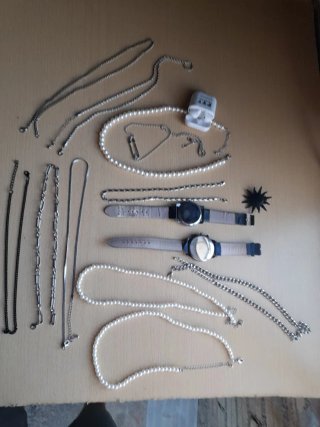 Lote Bisutería Collares y Relojes