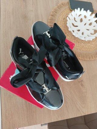 Zapatillas Puma Negras con Lazo