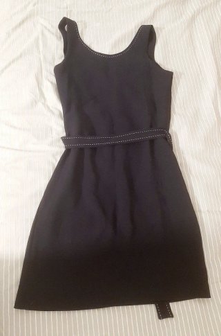 Vestido negro Promod con cinturón