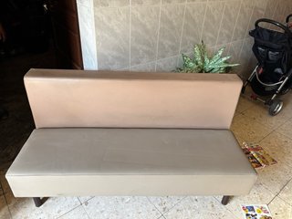 Sofá de diseño beige y marrón