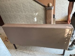 Sofá de diseño beige y marrón