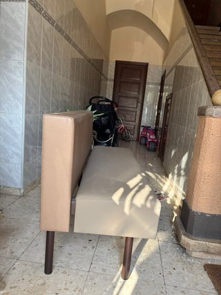 Sofá de diseño beige y marrón