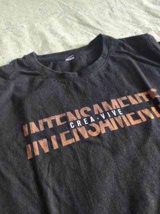 Camiseta negra con estampado INTENSAMENTE