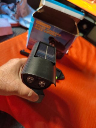 Cámara con motor, detector y luz LED
