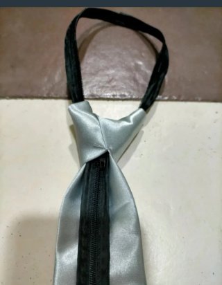 Corbata infantil plateada