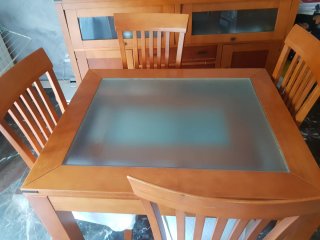 Mesa de madera con 4 sillas. Se extiende hasta 1.6