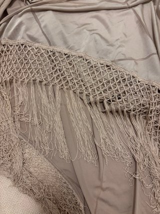 Chal beige con flecos y detalles geométricos