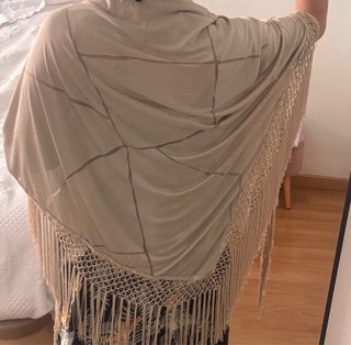 Chal beige con flecos y detalles geométricos
