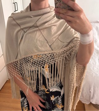 Chal beige con flecos y detalles geométricos