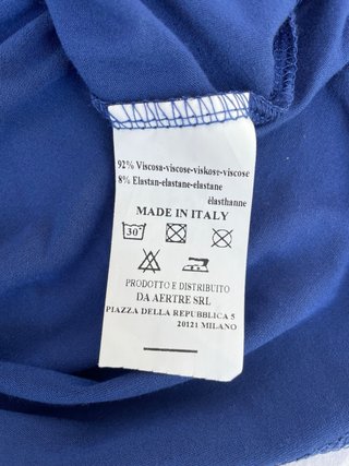 Polo blu Made in Italy con dettagli bianchi