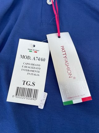 Polo blu Made in Italy con dettagli bianchi