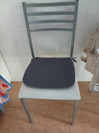 Sillas de cocina blancas y grises