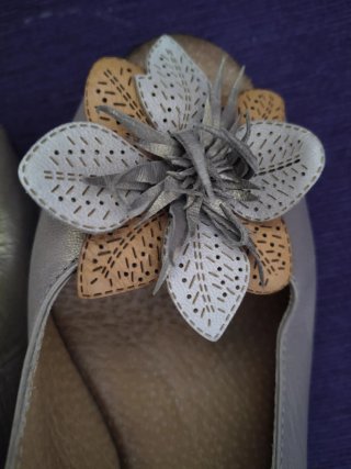Zapatos de tacón con flor