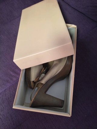 Zapatos de tacón con flor