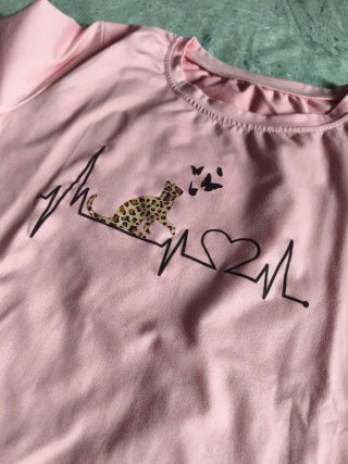 Camiseta Shein rosa con estampado de gato