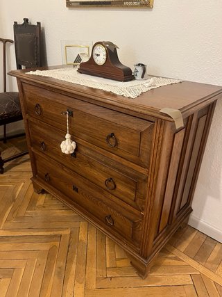 Cómoda de madera lacada clara