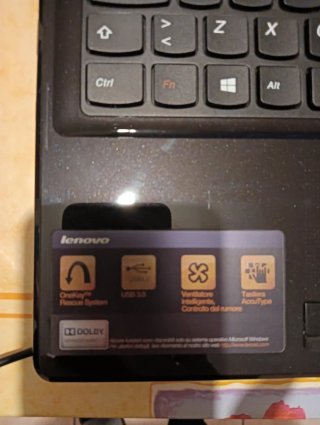 Laptop Lenovo G585 con cavo di alimentazione