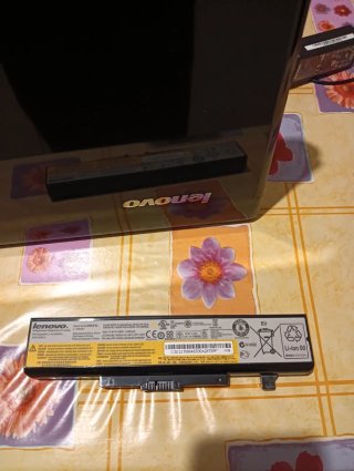Laptop Lenovo G585 con cavo di alimentazione