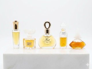 Cassetto Gioielli in Legno: Collezione di Mini Profumi di Lusso