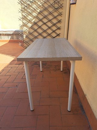 Mesa escritorio color madera y patas metal