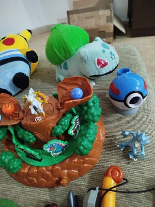 Lote Pokémon: Peluches, Figuras y Más