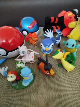 Lote Pokémon: Peluches, Figuras y Más