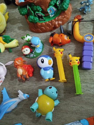 Lote Pokémon: Peluches, Figuras y Más